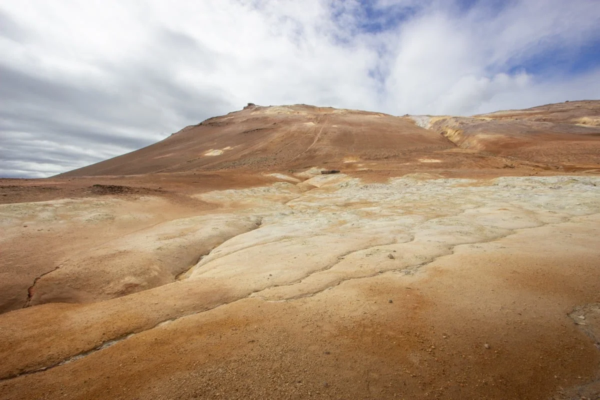 Sol volcanique ocre et soufré