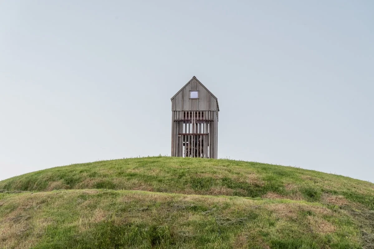 Structure en bois sur un monticule