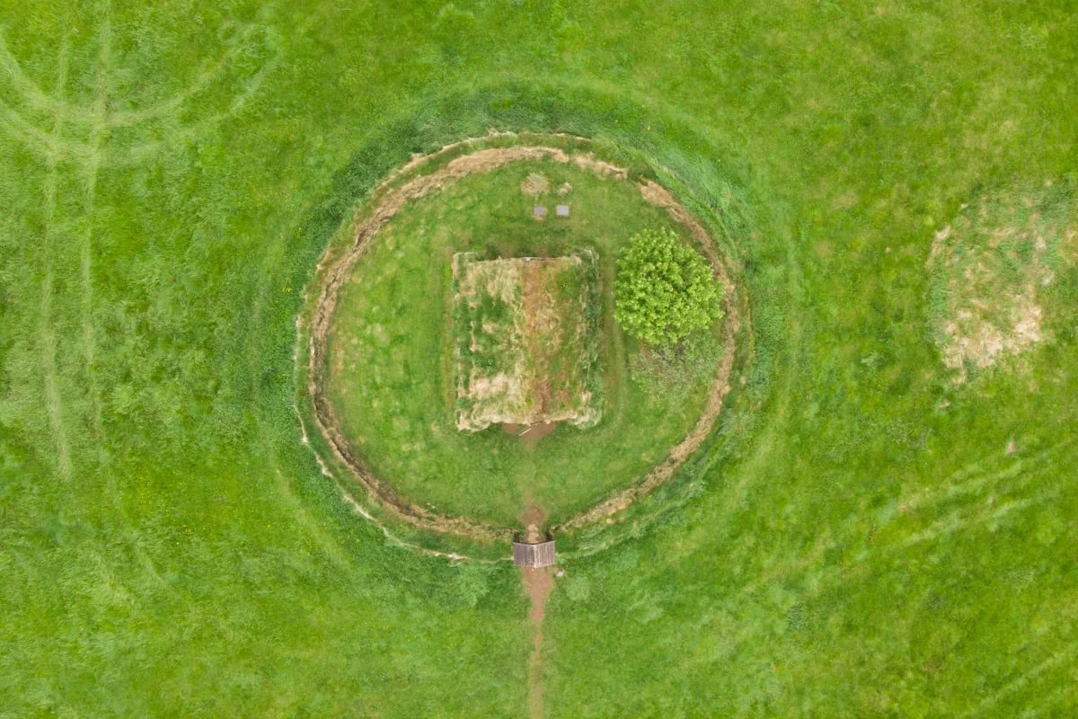 Vue aérienne de l'église entourée de la butte circulaire