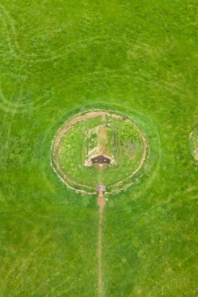 Vue aérienne du site au milieu d'un champ d'herbe
