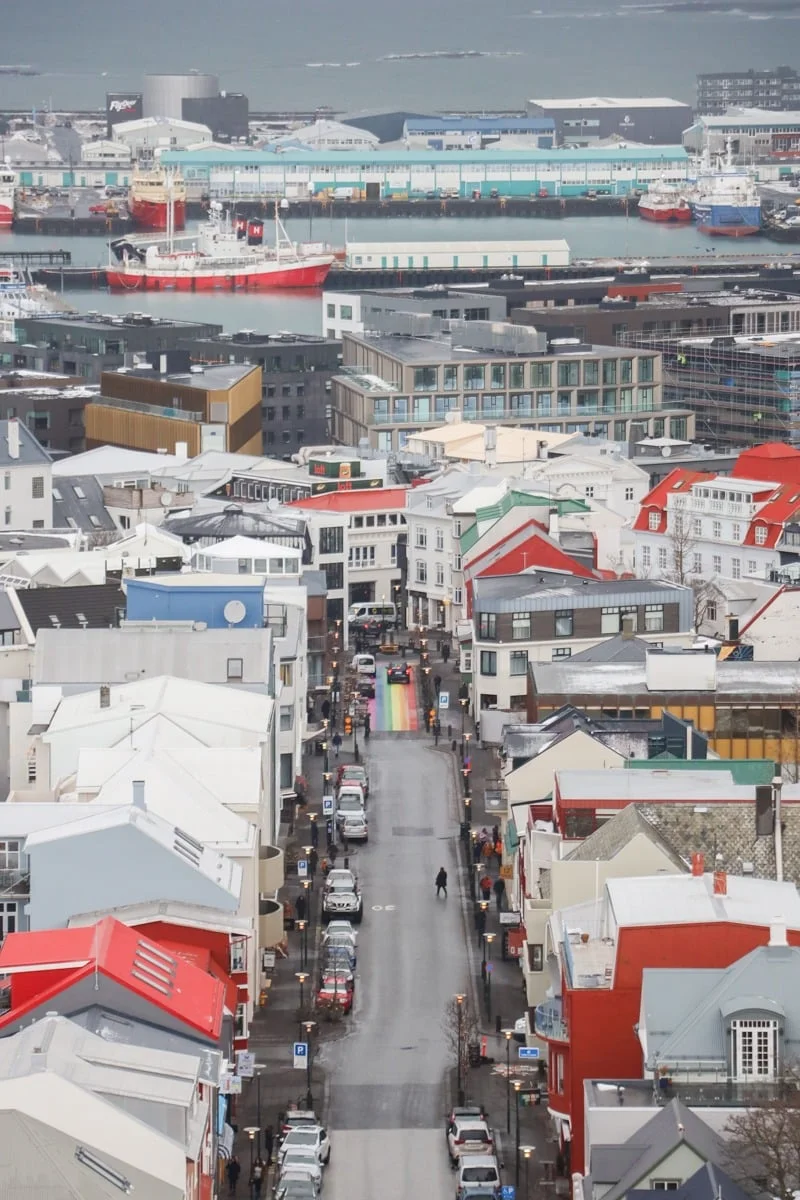 Vue plongeante sur la rue commerçante animée menant au port