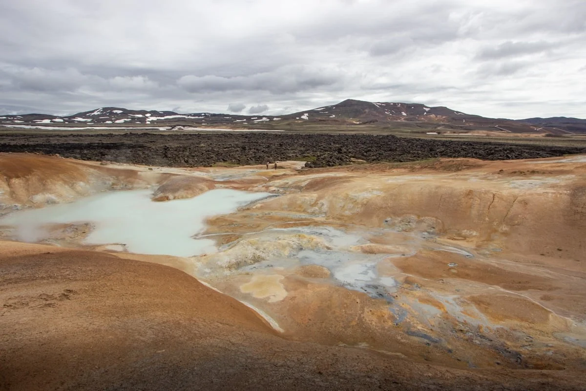 Paysage géothermique avec piscine laiteuse et terres ocres volcaniques