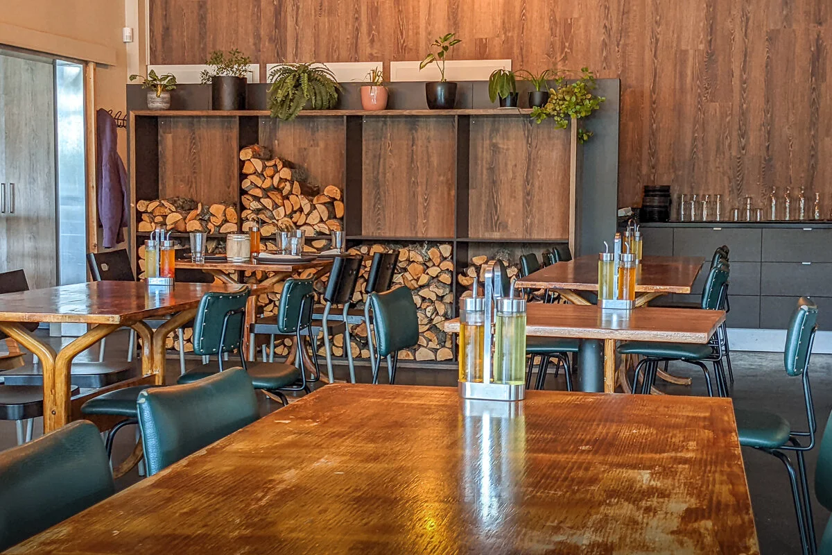tables et aménagement en bois dans la pizzeria Askur