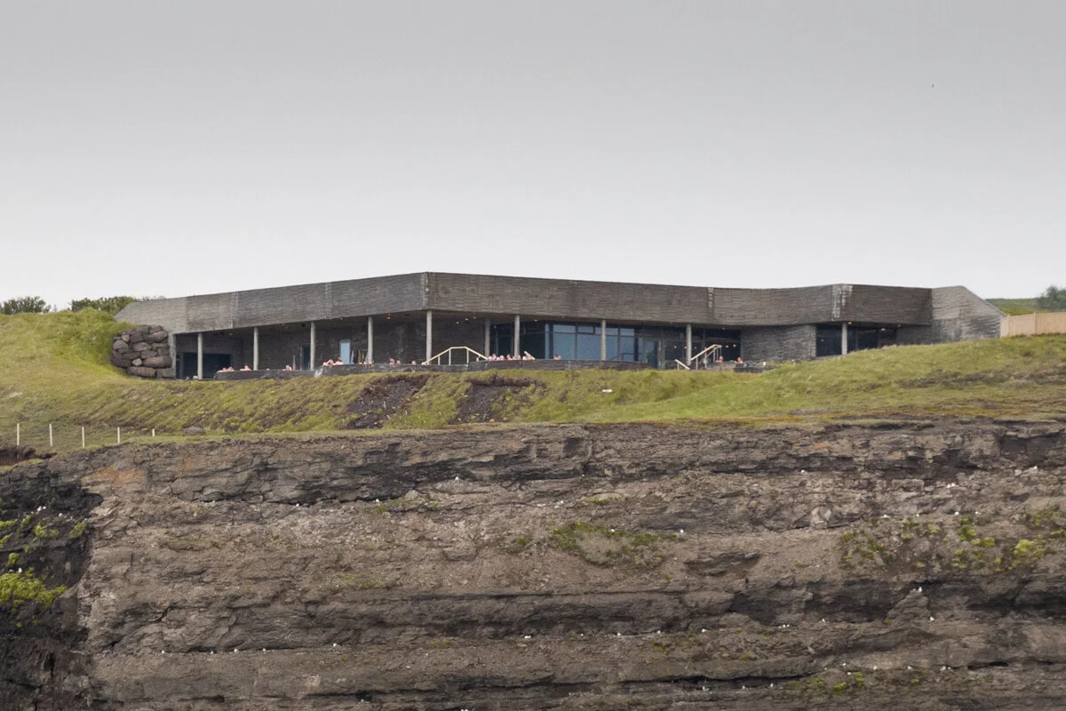 bâtiment des bains géothermiques au sommet d'une falaise
