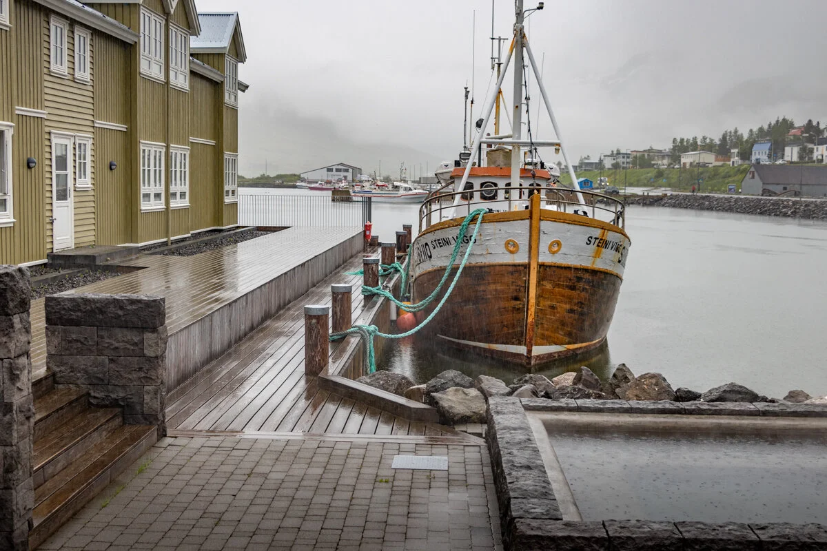 un bateau de pêche amarré près d'un bâtiment