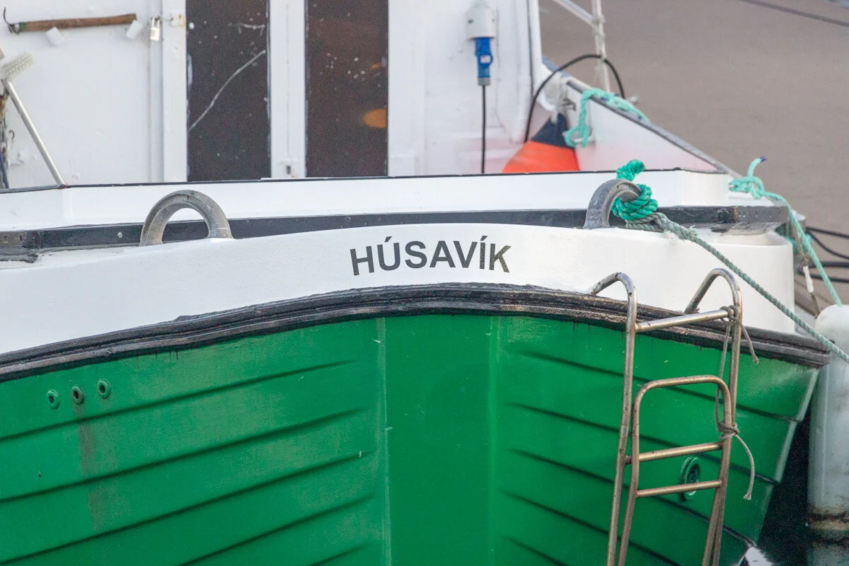 un bateau nommé Húsavík avec coque verte et blanche
