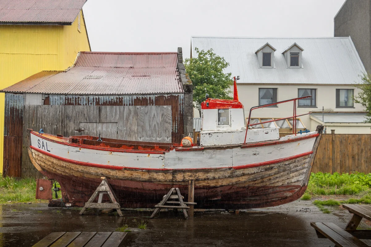 bateau de pêche en bois reposant sur des tréteaux