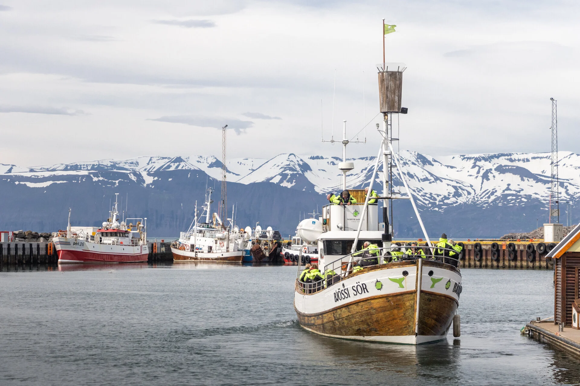 bateau pour l'excursion baleines amarré dans le port de Husavik