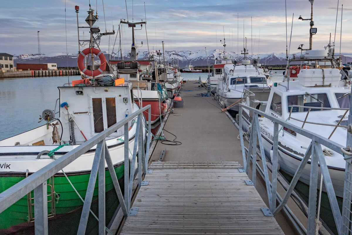 quai avec bateaux de pêche amarrés le long d'une jetée en bois