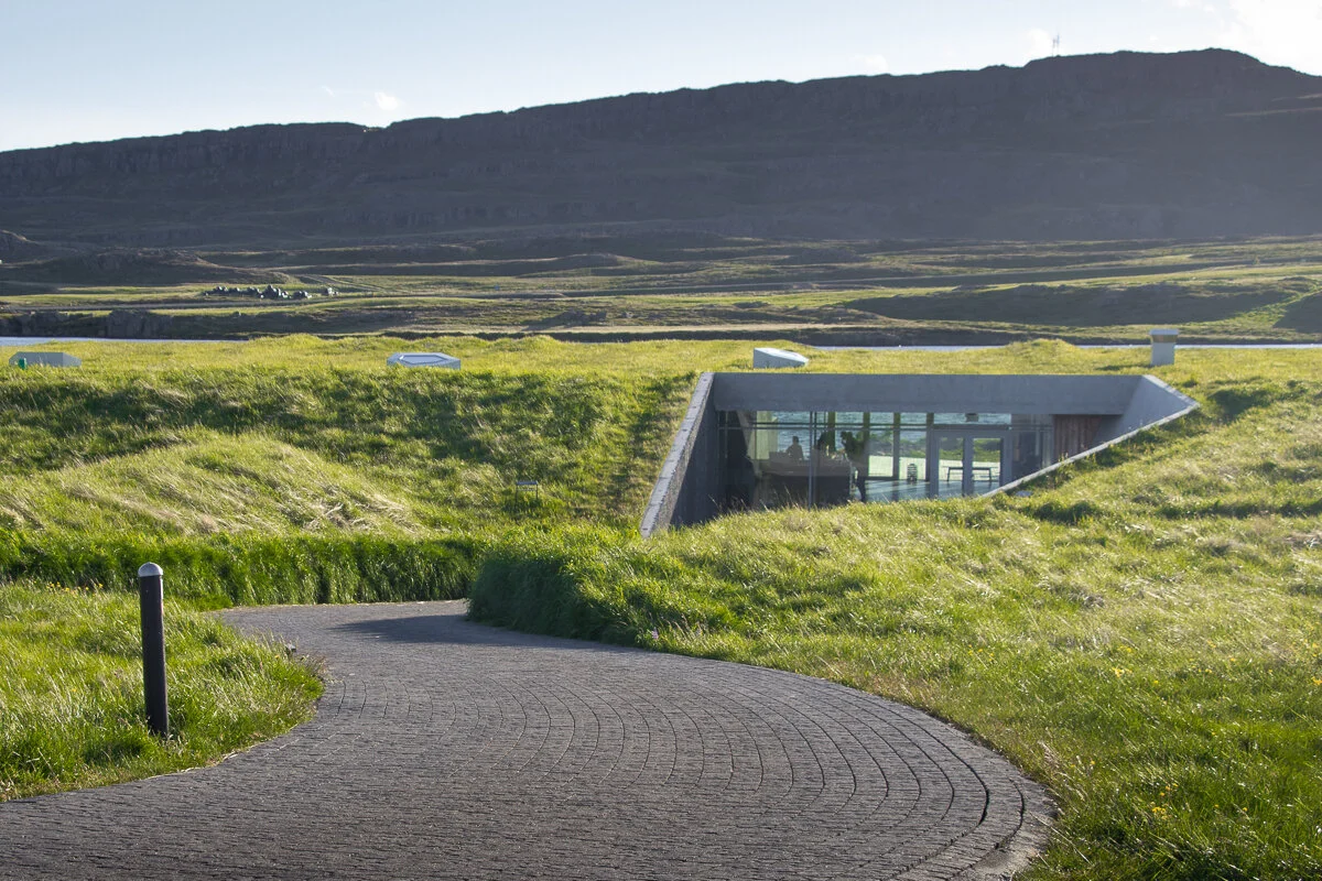 bâtiment moderne du Vok Baths avec chemin d'accès et verdure