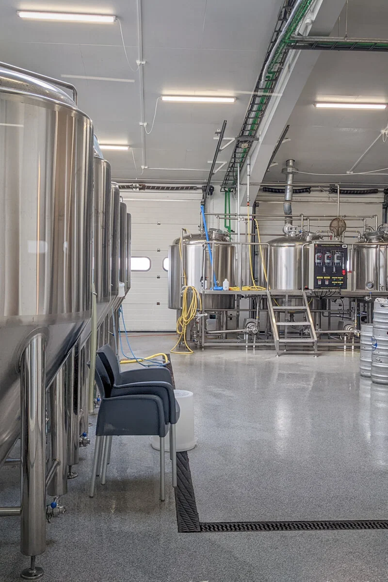 l'intérieur d'une brasserie avec des cuves de fermentation