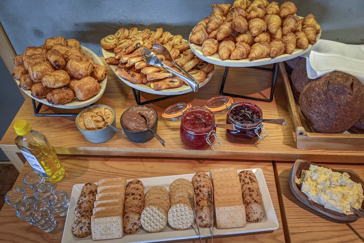 buffet de pâtisseries et charcuteries disposées sur des planches en bois