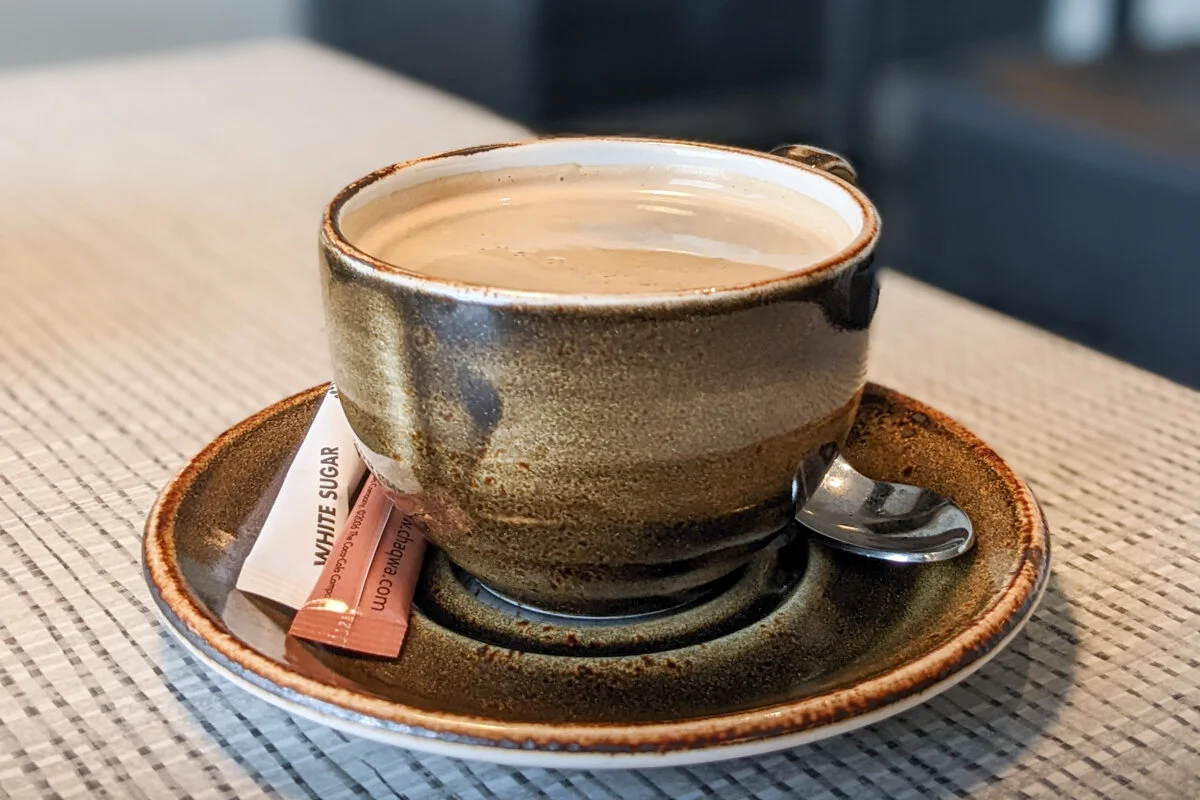 une tasse de café sur une soucoupe