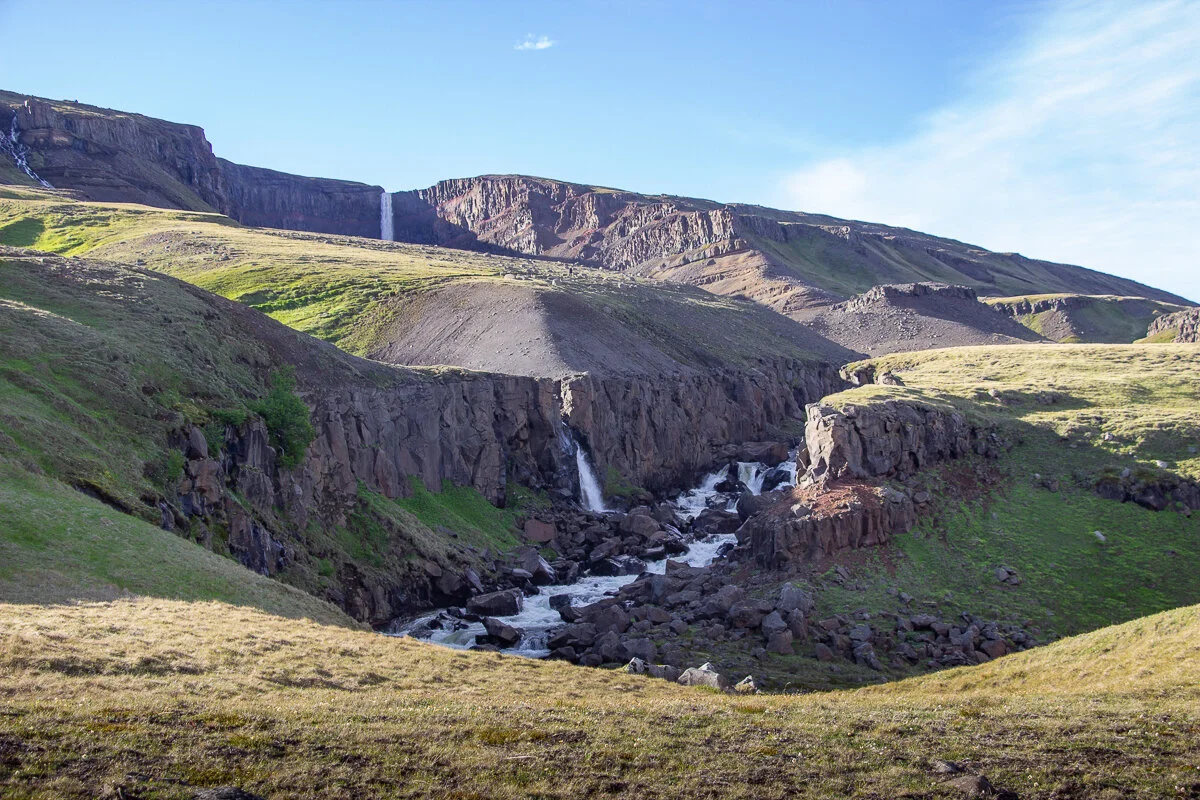 une vallée avec une cascade et une rivière