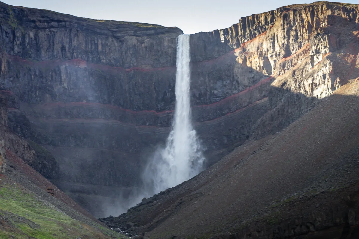 la cascade de Hengifoss qui tombe qui tombe d'une falaise rocheuse