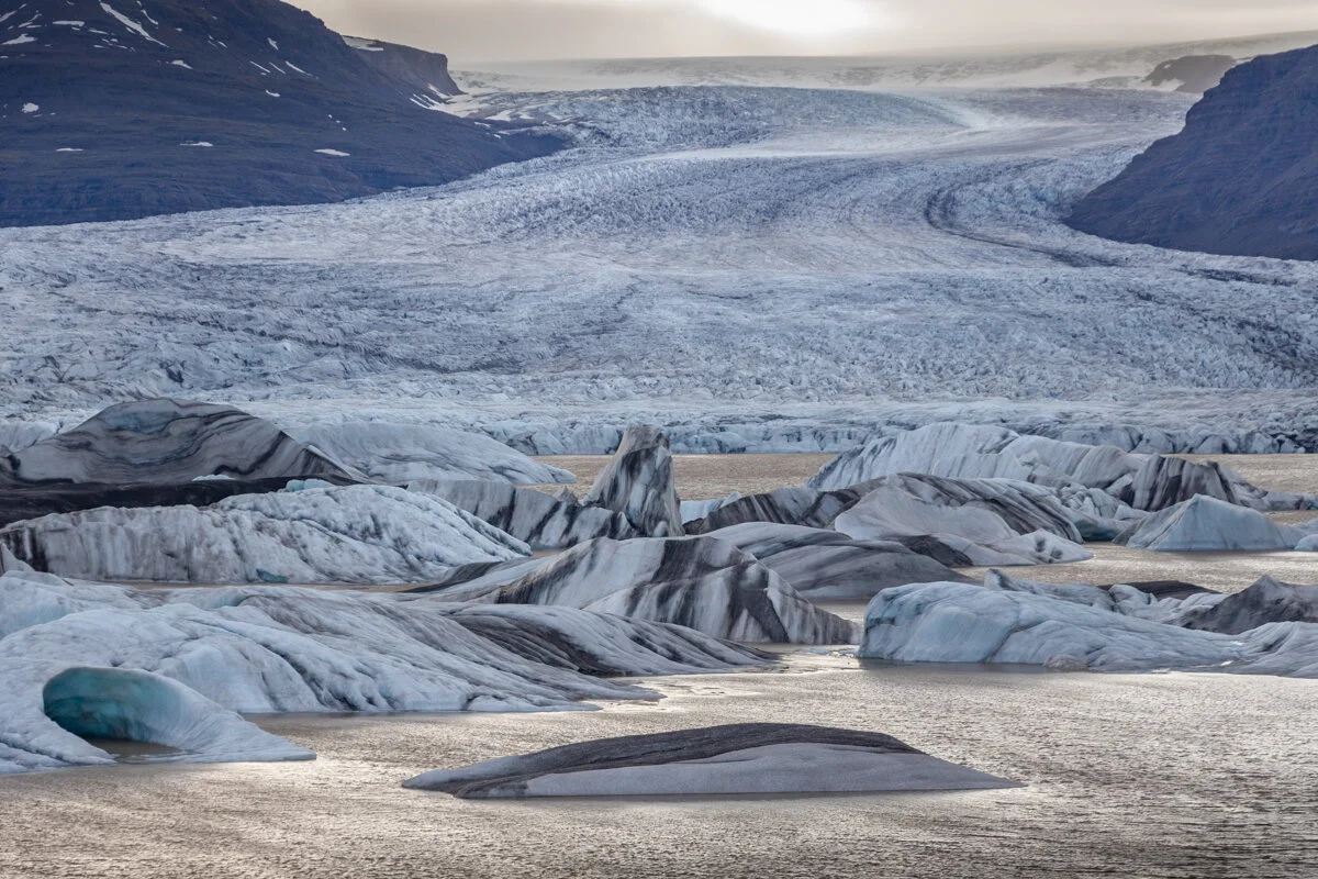 glacier avec crevasses et formations de glace bleue