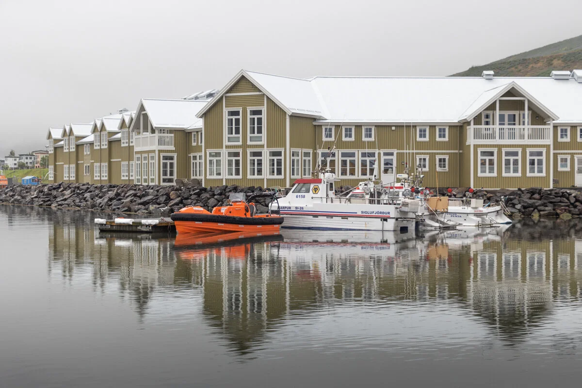bâtiments de l'hôtel Siglo qui se reflétent dans l'eau du port