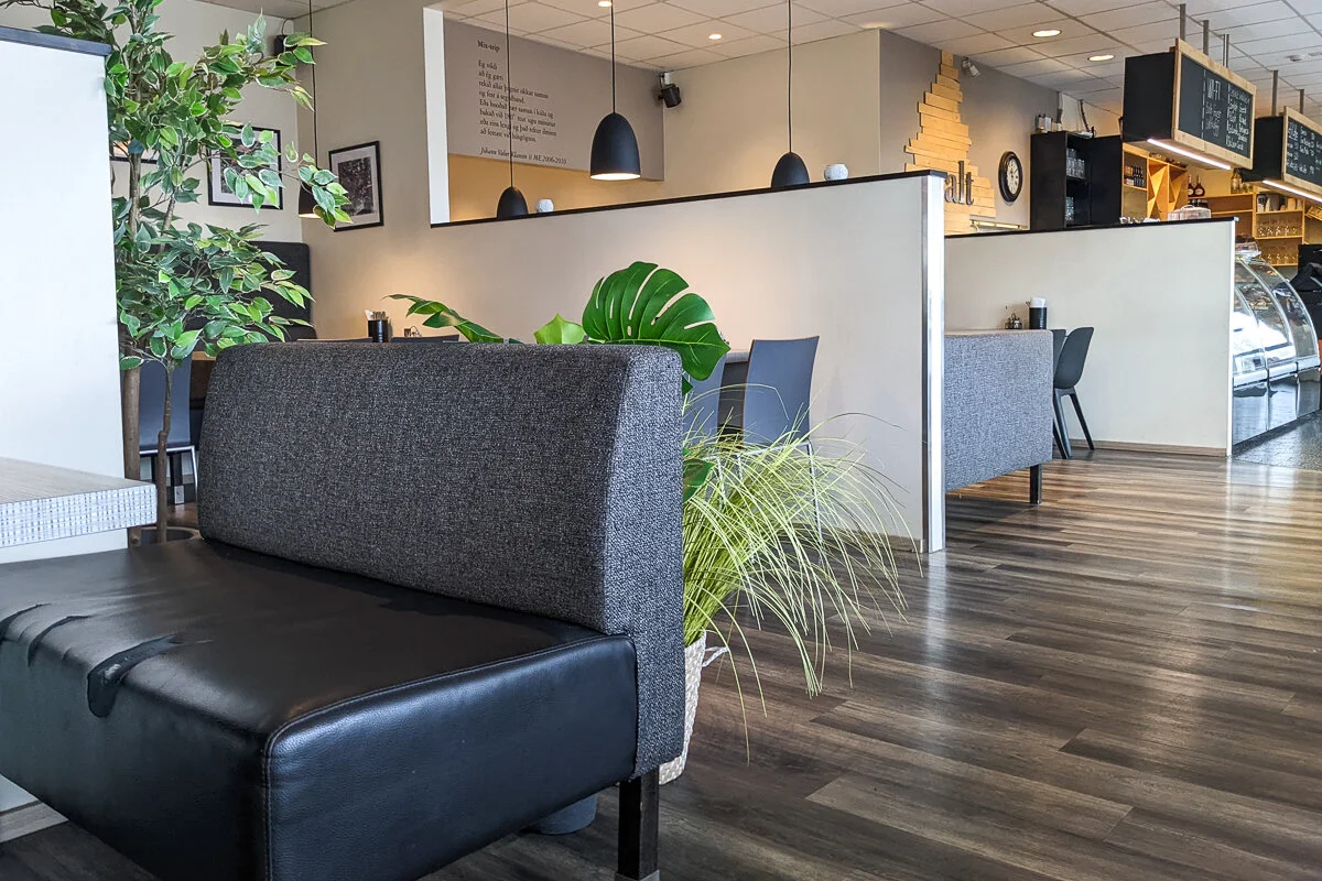fauteuil gris anthracite et noir dans un café