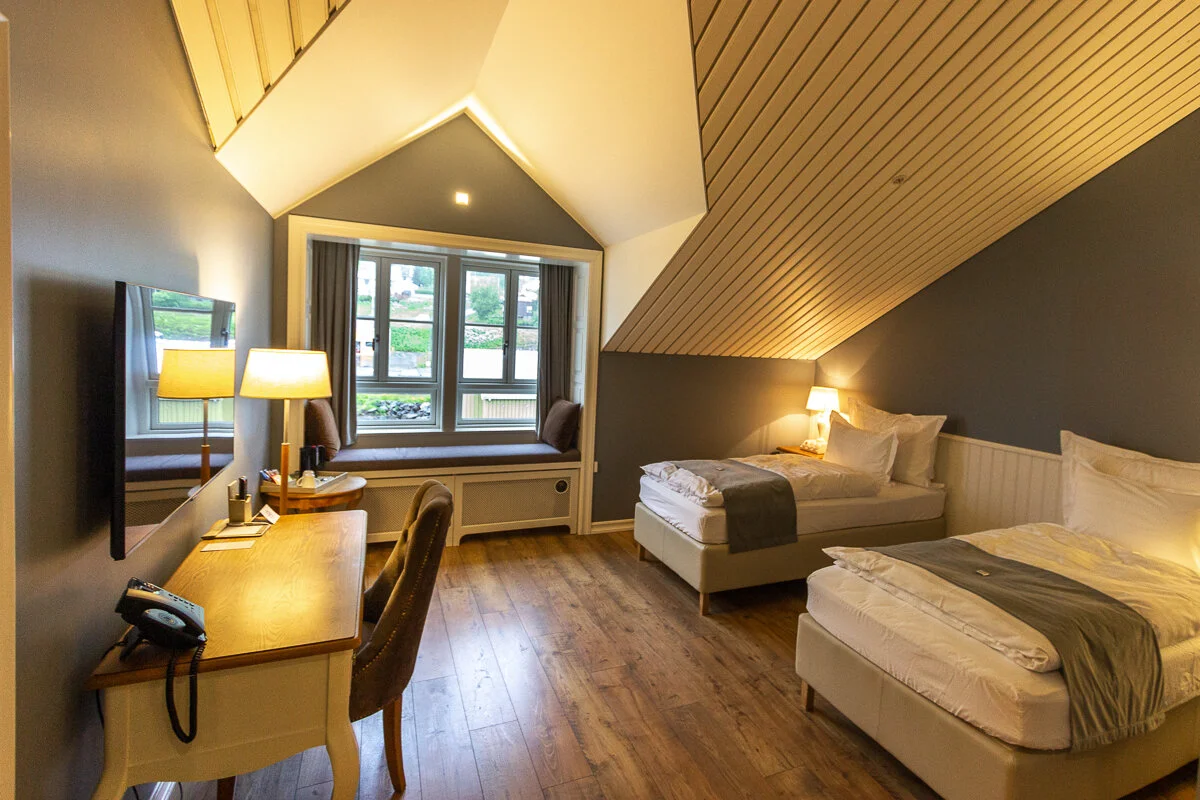 chambre d'hôtel avec lit, bureau et fenêtre