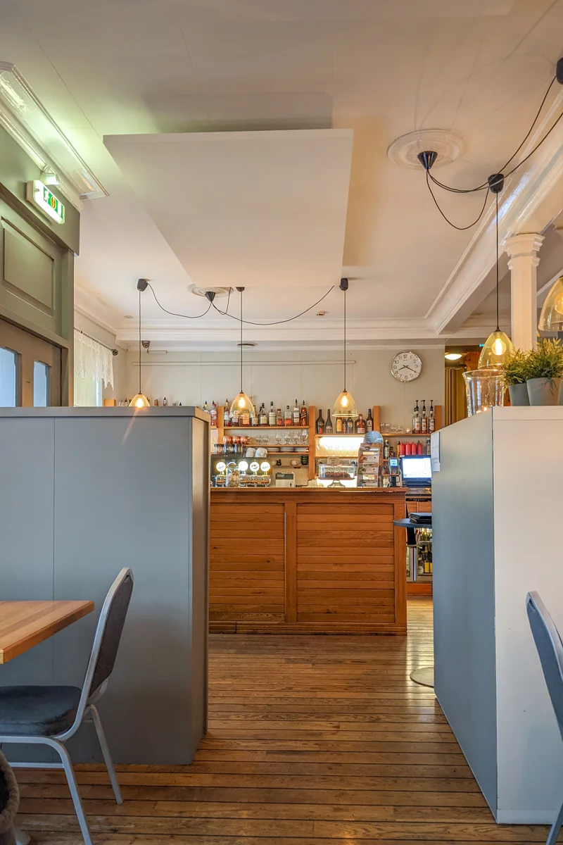 intérieur d'un restaurant avec comptoir en bois