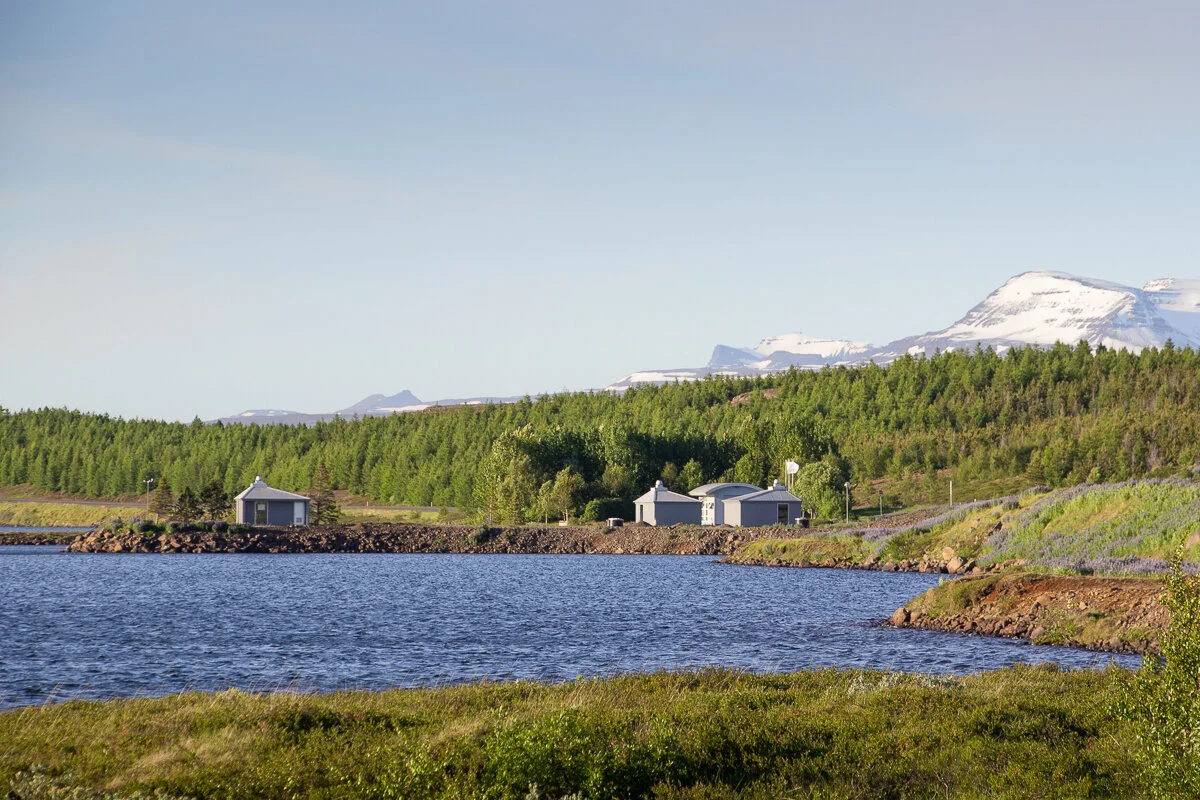 cabane en bois au bord d'un lac