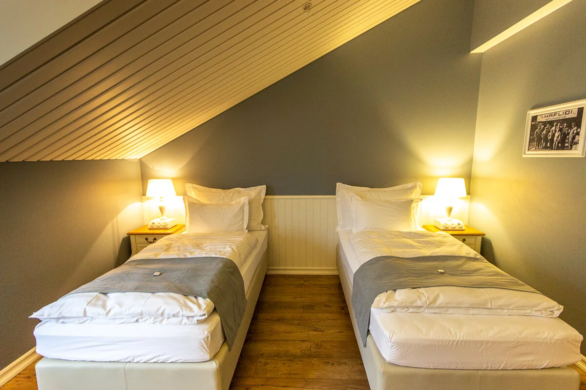 deux lits jumeaux dans une chambre mansardée
