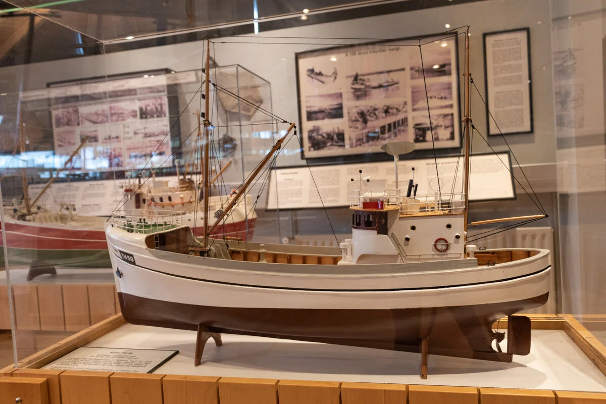 maquette de bateau exposée dans une vitrine
