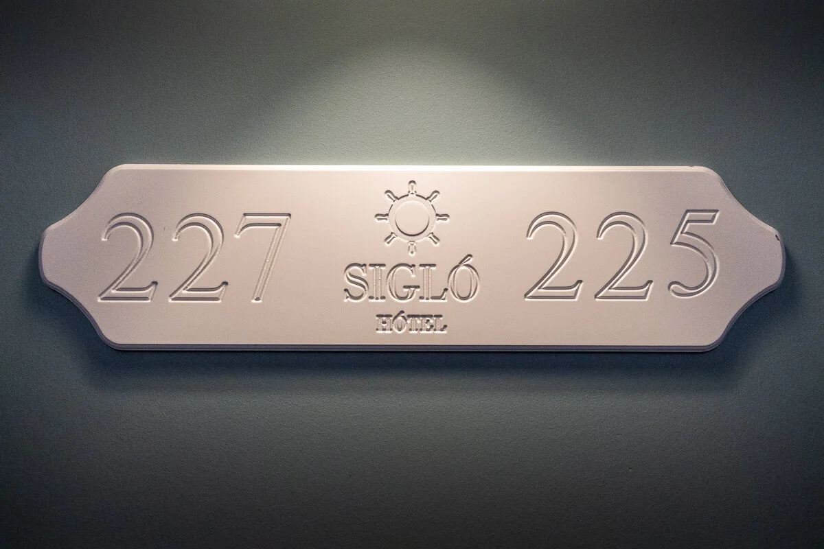 plaque métallique avec les numéros de chambre