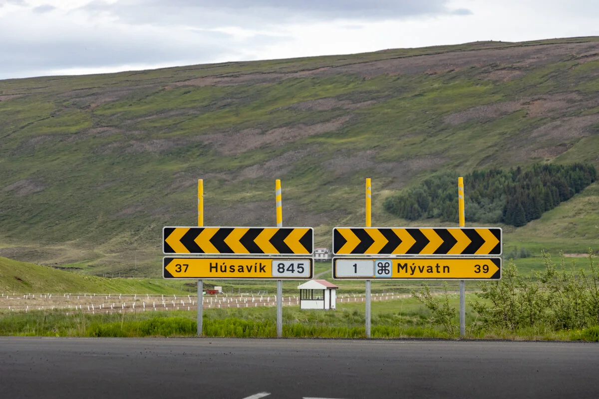 panneaux de signalisation jaune et noir au bord d'une route