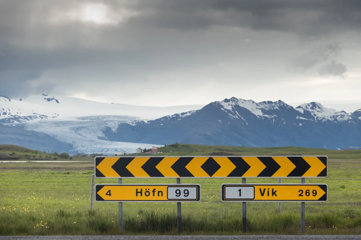 panneau de signalisation routière jaune et noir en Islande indiquant Höfn et Vik