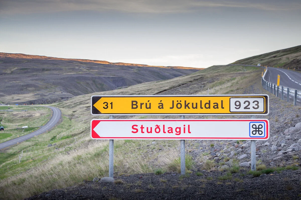 panneaux de signalisation routière indiquant des directions dont celle de Studlagil