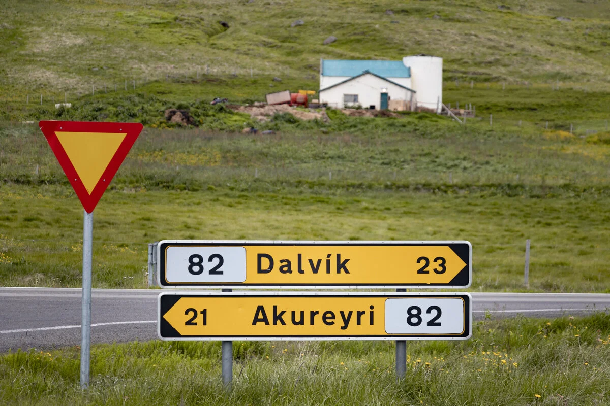 panneaux routiers indiquant les distances entre Dalvik et Akureyri