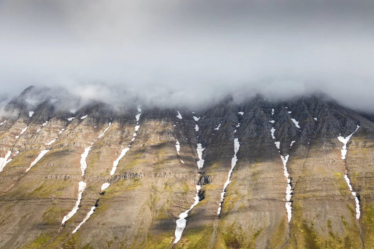 montagne avec des nuages bas