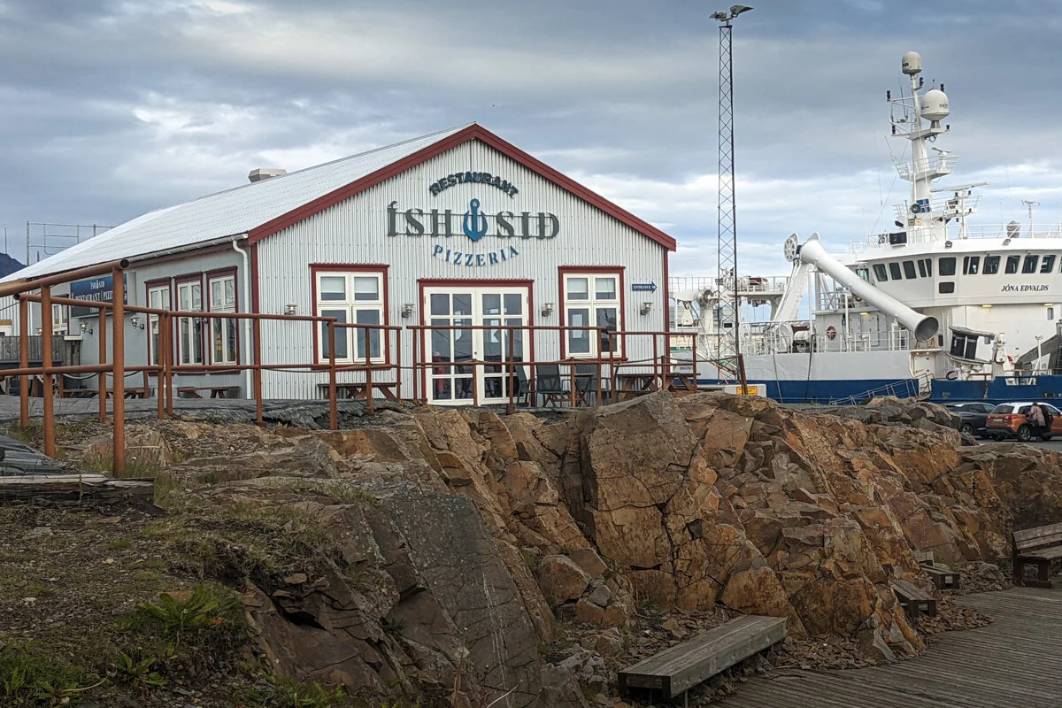 bâtiment d'une pizzeria, dans le port