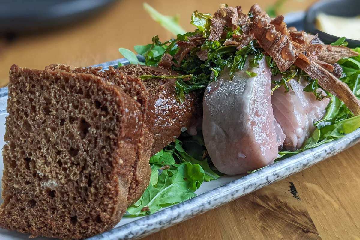 tranche de pain, hareng et salade, sur une petite assiette horizontale