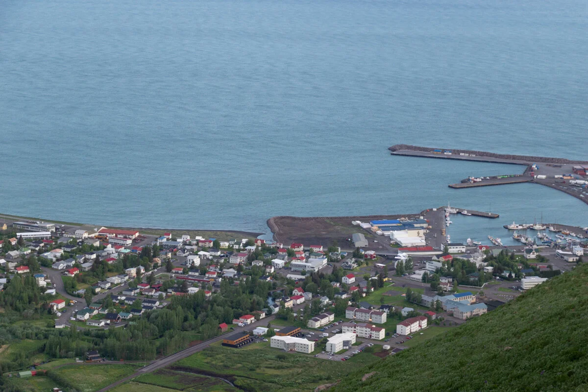 vue sur Husavik depuis le sommet de la montagne