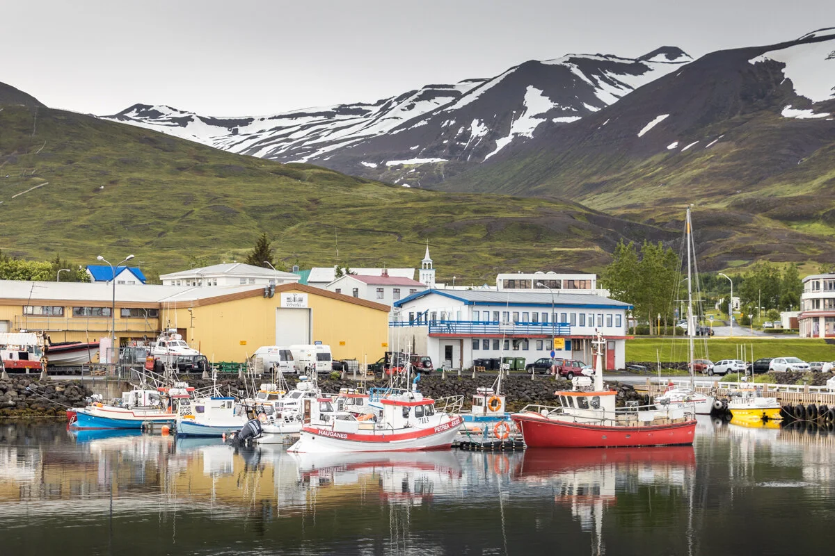 des bateaux colorés amarrés dans le port de Dalvik