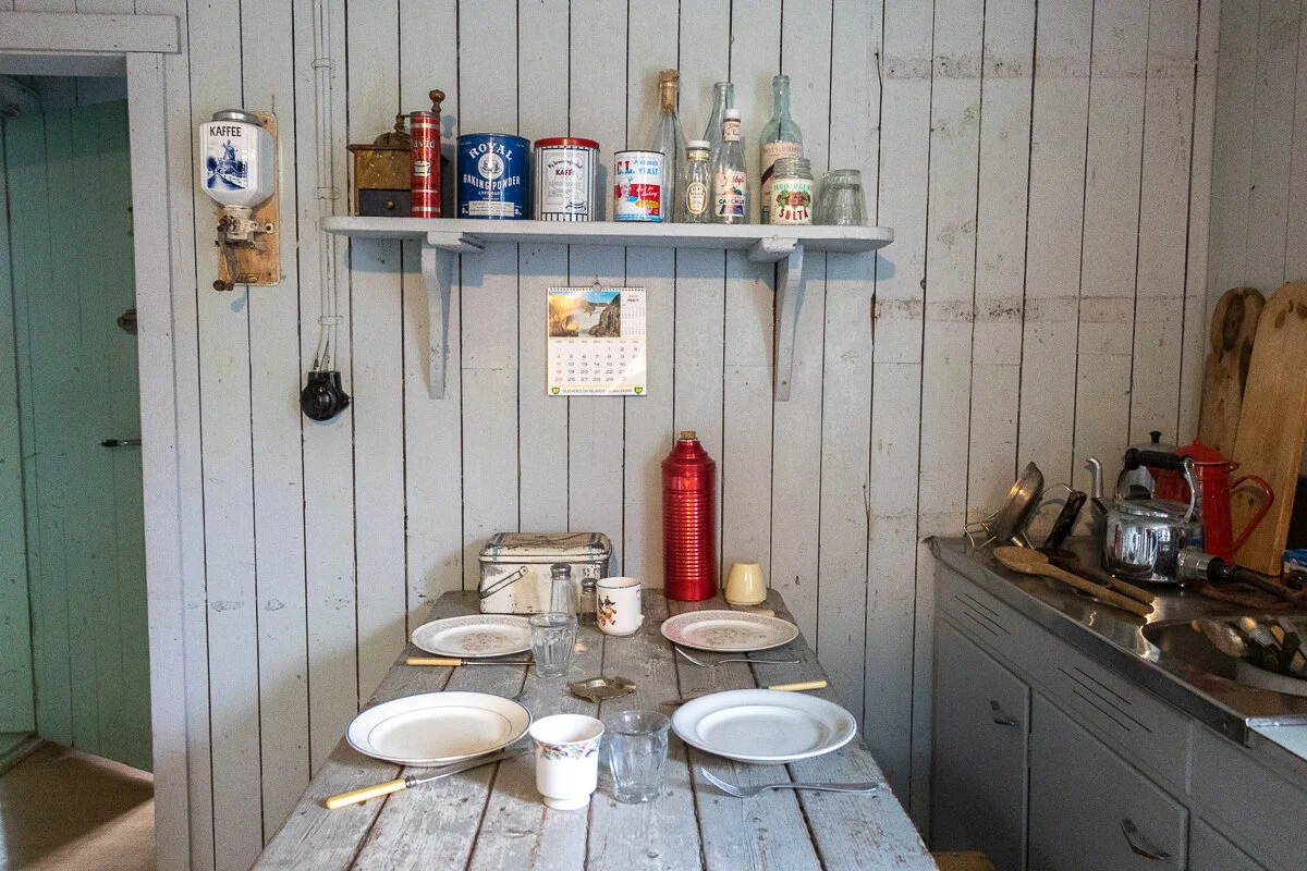 table dressée avec assiettes et couverts dans une petite cuisine
