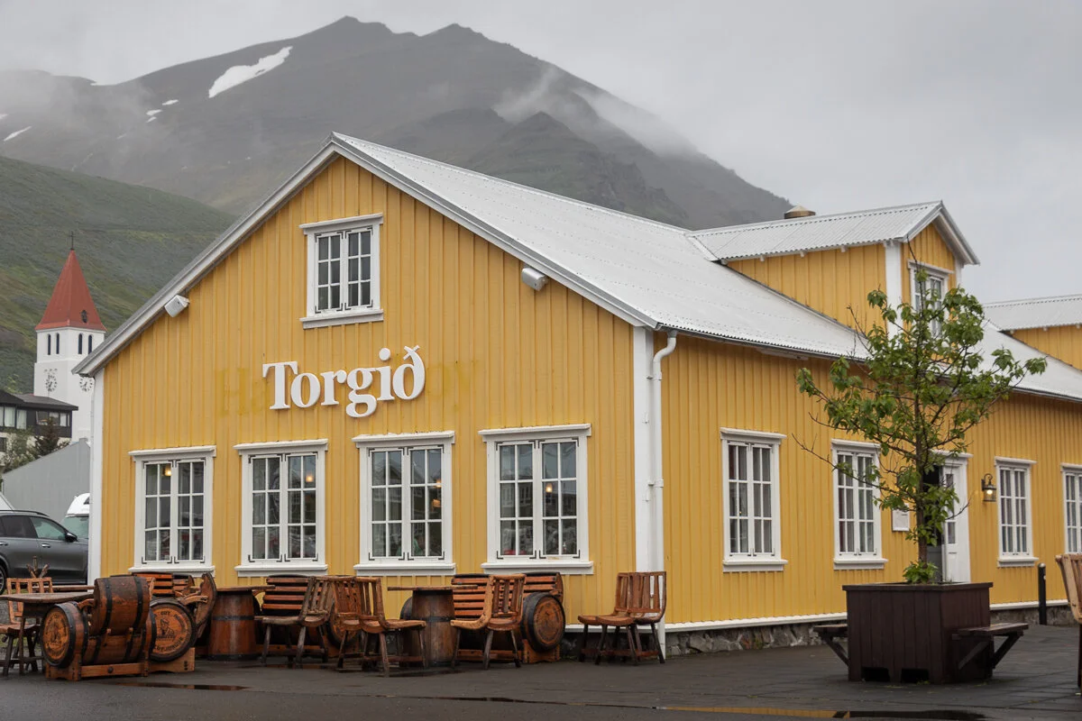bâtiment jaune avec enseigne "Torgið"
