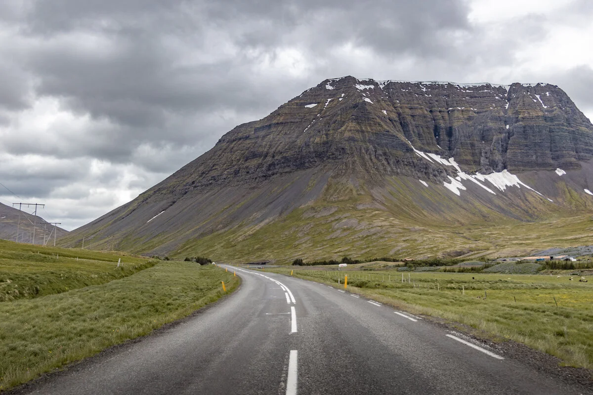route droite vers la montagne