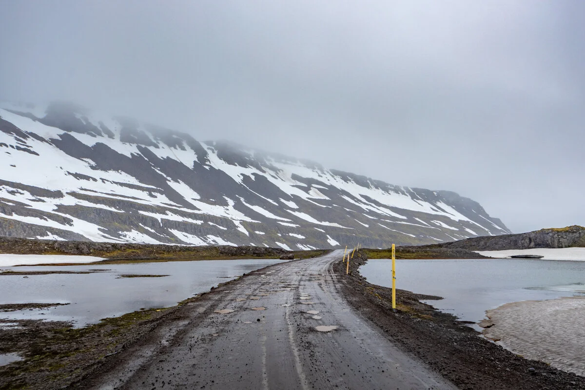 route longeant des lacs avec montagnes enneigées