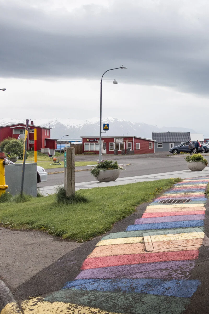 passage piéton peint aux couleurs de l'arc-en-ciel dans une rue