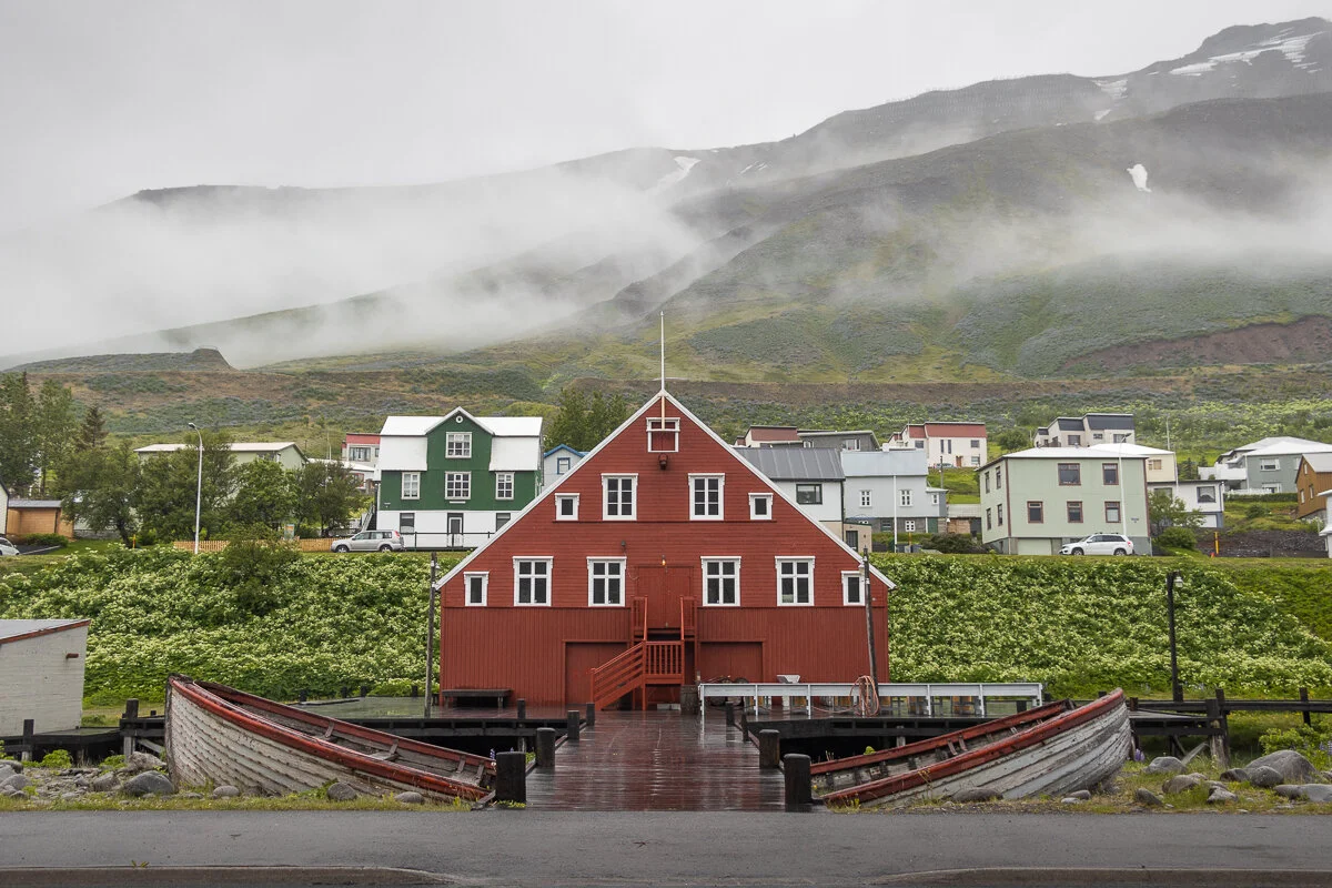 bâtiment rouge traditionnelle avec montagnes et la brume en arrière-plan