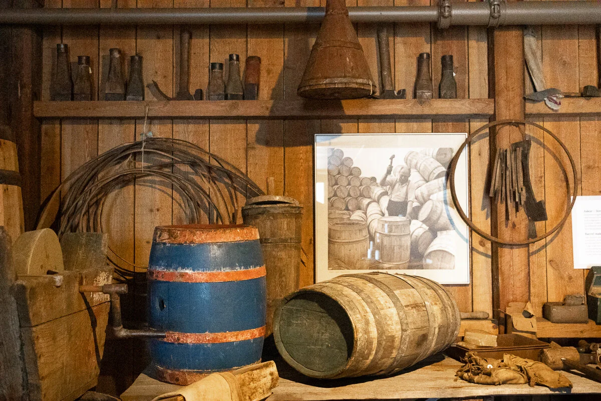 reconstitution avec des tonneaux et du matériel