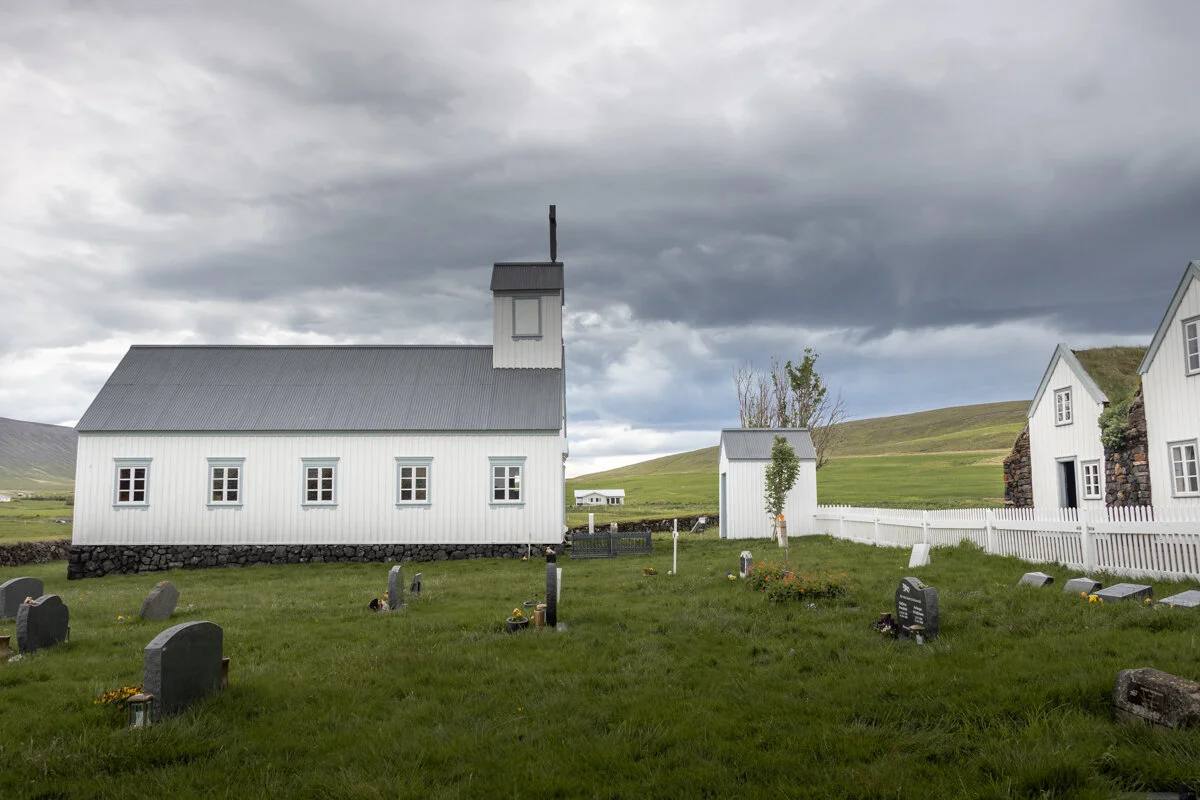 petite église blanche avec cimetière et turfhouses