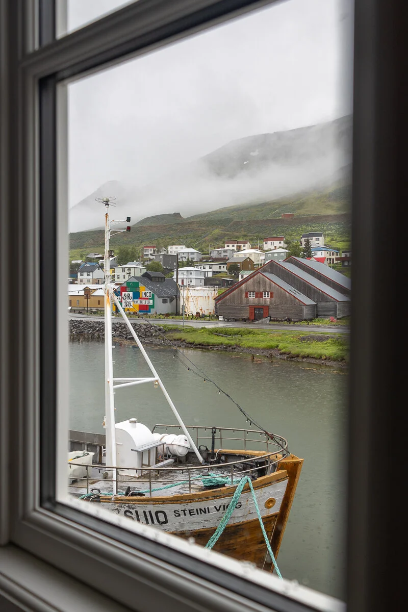 vue d'un bateau depuis une fenêtre de la chambre