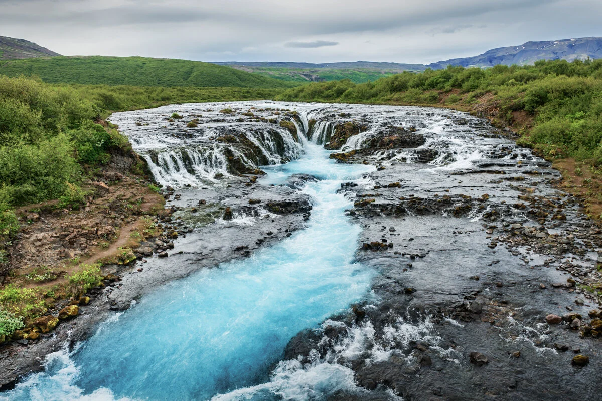 cascade d'eau turquoise à Bruarfoss