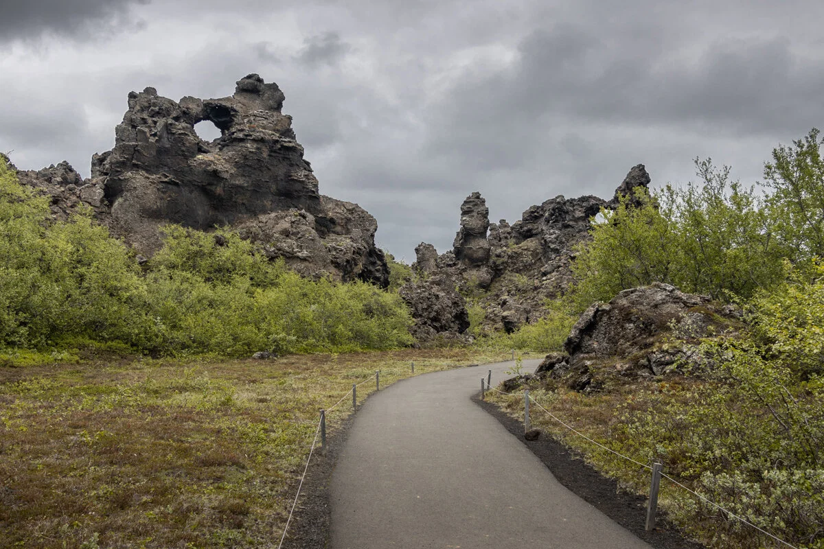 Chemin dans Dimmuborgir à Myvatn