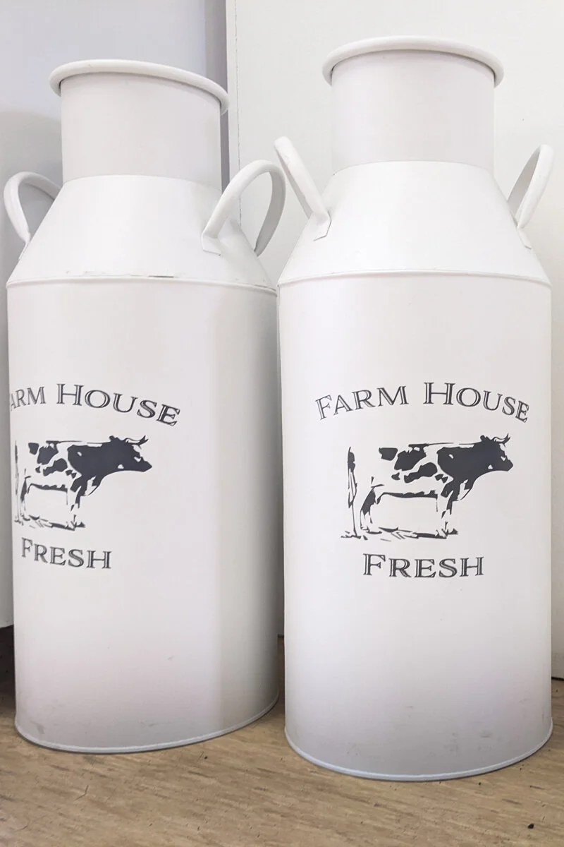 deux bidons de lait blancs avec inscriptions "farm house fresh"