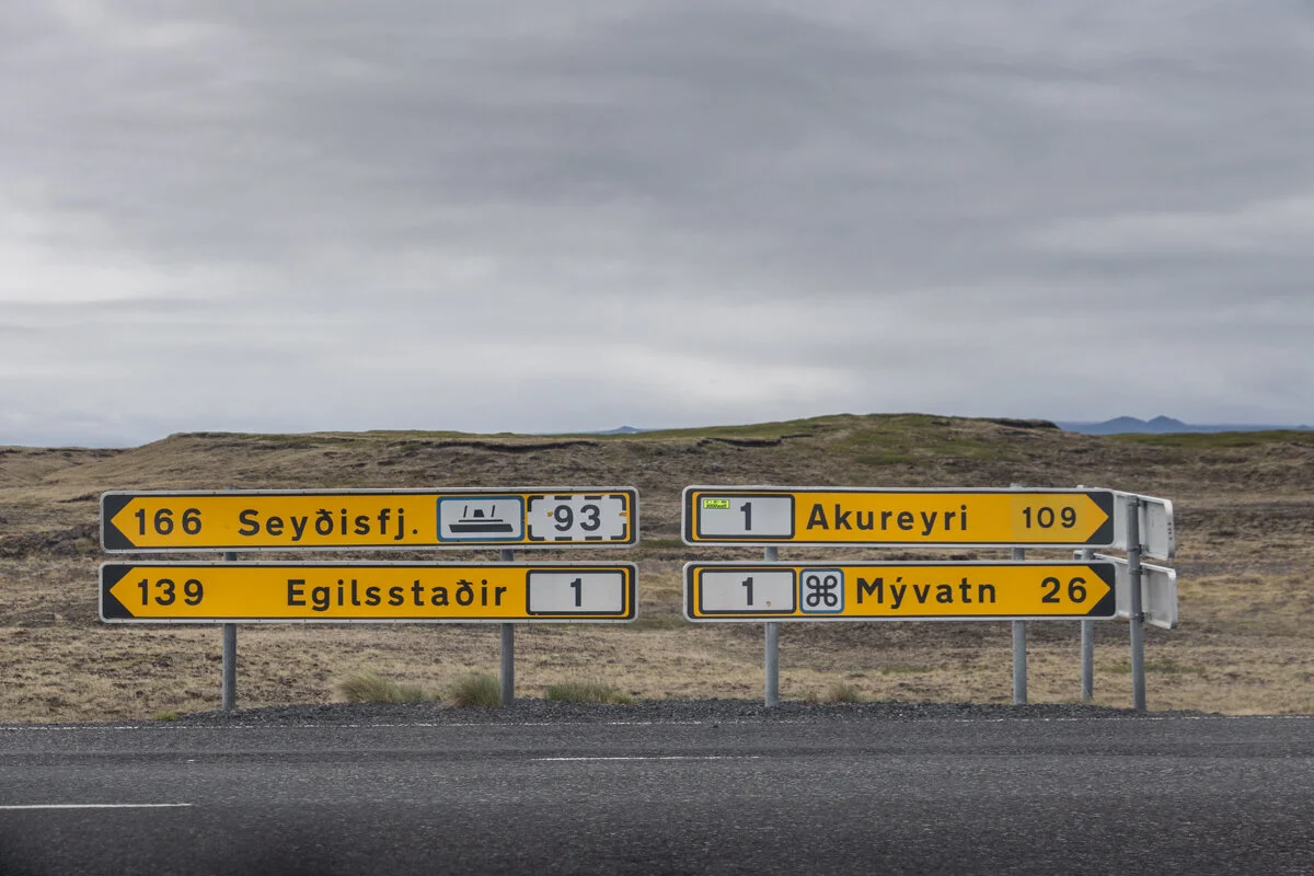 Panneaux en Islande avec Myvatn et Akureyri